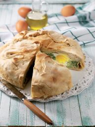 Torta Pasqualina fatta in casa con spinaci e uova. Ricetta tradizionale di Pasqua.