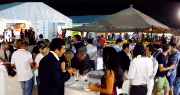 Festa aziendale: persone a buffet sotto tendoni. Evento, networking, cibo e bevande.