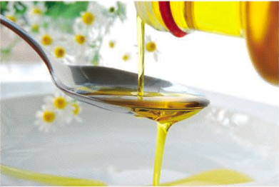 Olio extra vergine di oliva versato su cucchiaio. Olio d'oliva, cucina mediterranea.
