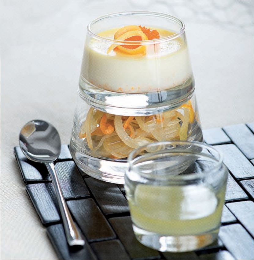 Dessert elegante: bicchieri impilati con crema, guarnizioni di arancia e cipolle. Cucchiaio e bevanda inclusi.