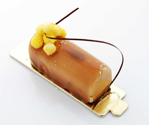 Dolce monoporzione caramello con decorazioni. Pasticceria artigianale, dessert elegante.