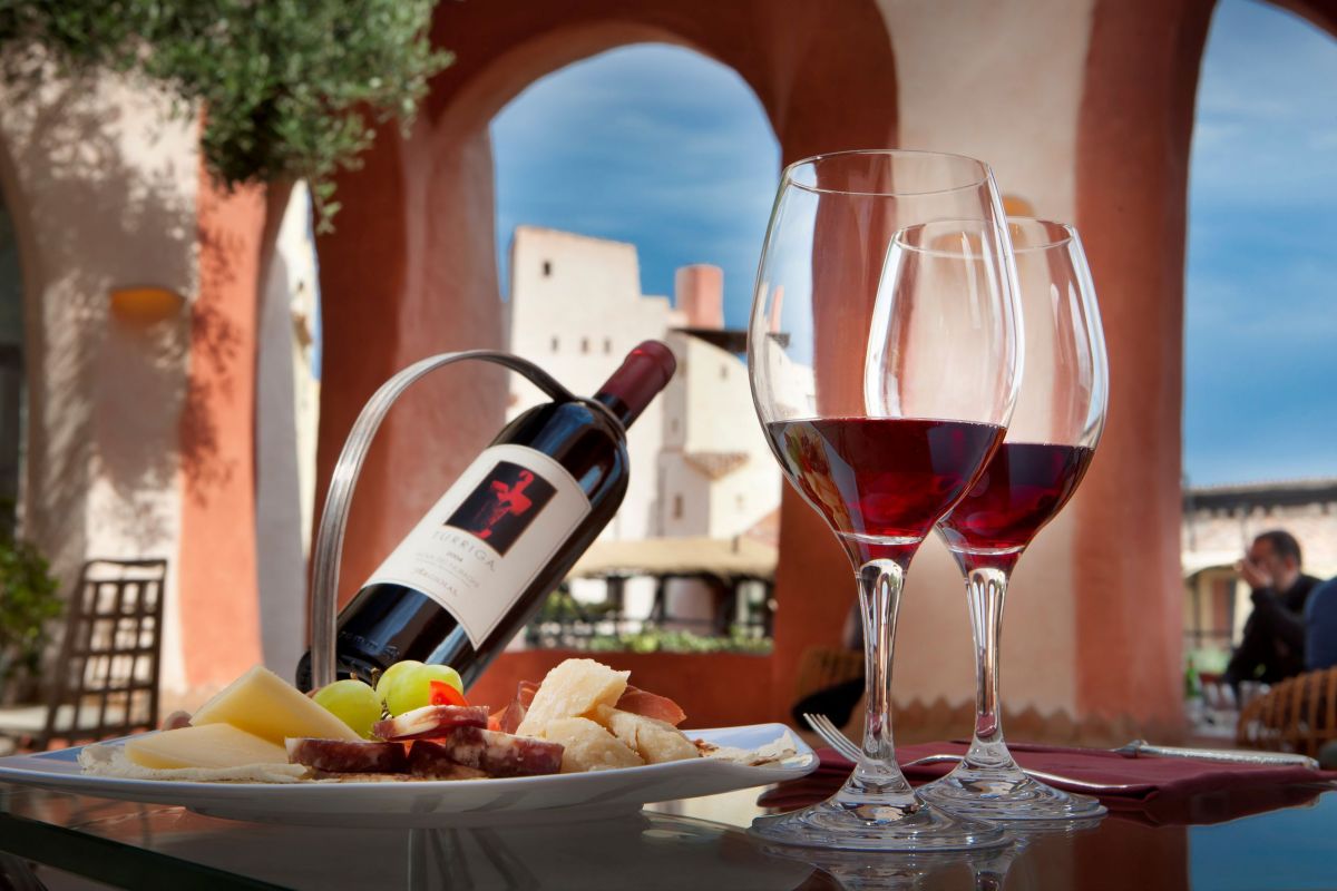 Vino rosso toscano con formaggi e salumi. Degustazione in cantina, calici di vino.