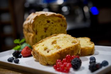 Tronchetto ai frutti di bosco. Dolce artigianale con mirtilli, more, fragole e ribes. Ideale per colazione o dessert.