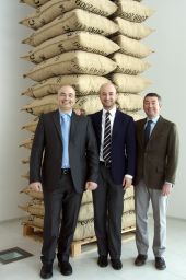 Fratelli Dubbini, torrefazione artigianale. Tre uomini in giacca davanti a sacchi di caffè.