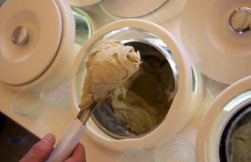 Gelato artigianale a Firenze. Mestolo pieno di gelato al pistacchio. Delizia italiana.
