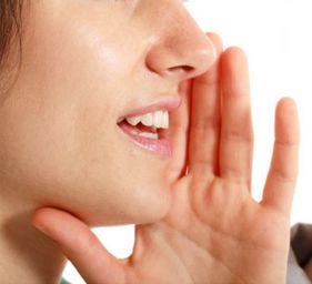 Donna che sussurra. Segreto, pettegolezzo. Bocca e mano. Comunicazione.