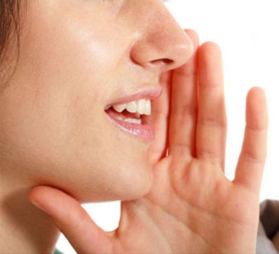 Donna che sussurra. Segreto, pettegolezzo. Bocca e mano. Comunicazione.