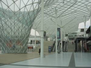 Interno della Fiera Milano Rho. Architettura moderna, scale mobili, design avveniristico.