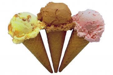 Tre coni gelato artigianale. Gelato al cioccolato, fragola e crema. Delizioso dessert estivo.