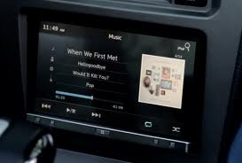 Display auto: schermo infotainment con playlist musicale. Musica pop.