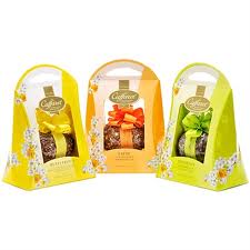 Confezioni regalo Caffarel: cioccolatini artigianali con fiocchi colorati. Dolci italiani in scatole decorate.