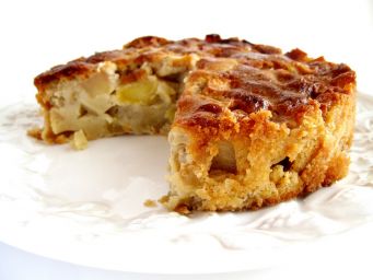 Fetta di torta di mele fatta in casa su piatto bianco. Dolce tradizionale.