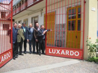 Gruppo di persone davanti ai cancelli Luxardo. Azienda italiana di liquori dal 1821.