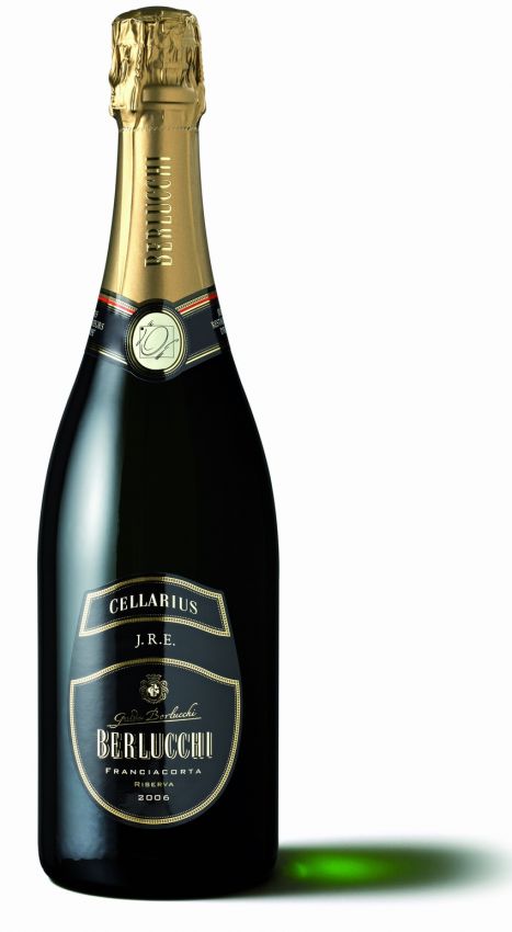 Bottiglia di Franciacorta Berlucchi Cellarius JRE Riserva 2006. Vino spumante italiano di alta qualità, perfetto per celebrazioni.