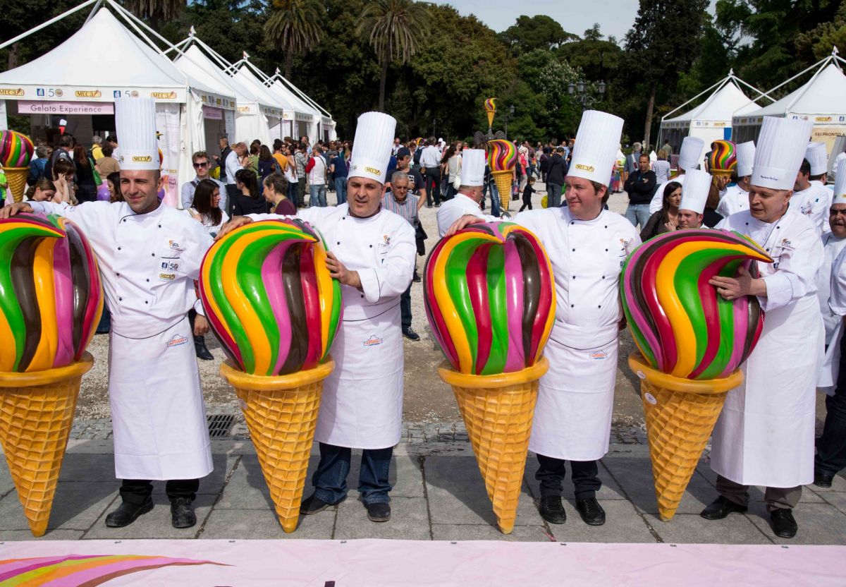 Gelatieri con gelati giganti al Gelato World Tour. Coni gelato colorati.