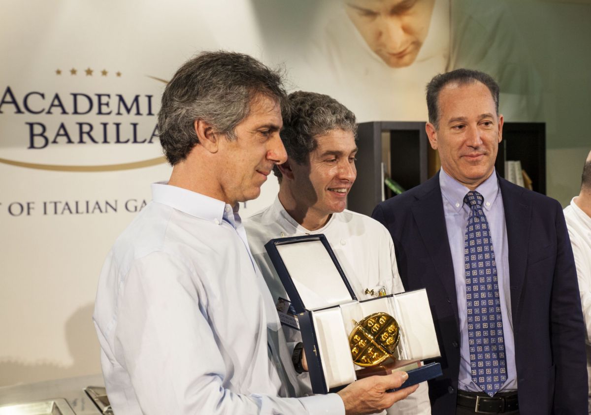 Premiazione Barilla: chef Nava e Zenti ricevono il premio. Gastronomia italiana, eccellenza culinaria.