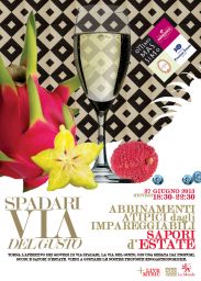 Locandina Sapori d'Estate: calice vino, frutta esotica (pitaya, carambola, litchi), evento enogastronomico.