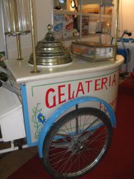 Carretto gelati vintage. Gelateria artigianale con ruota e decorazioni floreali. Gelato italiano.