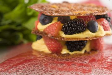 Dolce con cialda croccante, crema e frutti di bosco freschi. Dessert goloso.