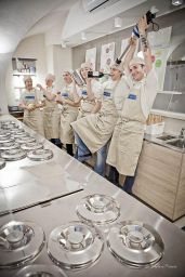 Team di gelatieri Marchetti festeggiano. Attrezzature professionali e atmosfera allegra. Gelato artigianale.