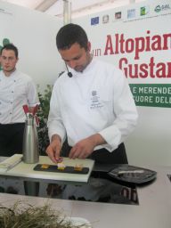 Chef prepara tapas gourmet. Cucina d'autore, alta gastronomia. Degustazione, specialità culinarie.