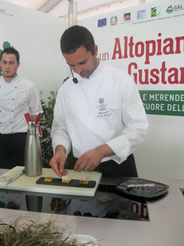 Chef prepara tapas gourmet. Cucina d'autore, alta gastronomia. Degustazione, specialità culinarie.