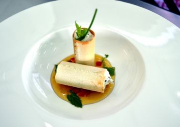 Cannoli di pane ripieni con formaggi freschi e pancetta. Salsa agrodolce al miele e mandarino. Cucina gourmet.