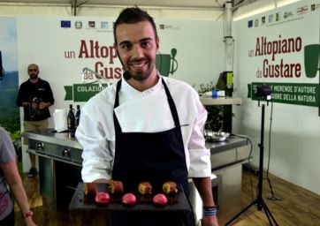 Chef con girella grano saraceno, nocciolata e sorbetto ai frutti rossi. Piatto gourmet.