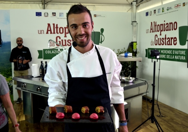 Chef con girella grano saraceno, nocciolata e sorbetto ai frutti rossi. Piatto gourmet.