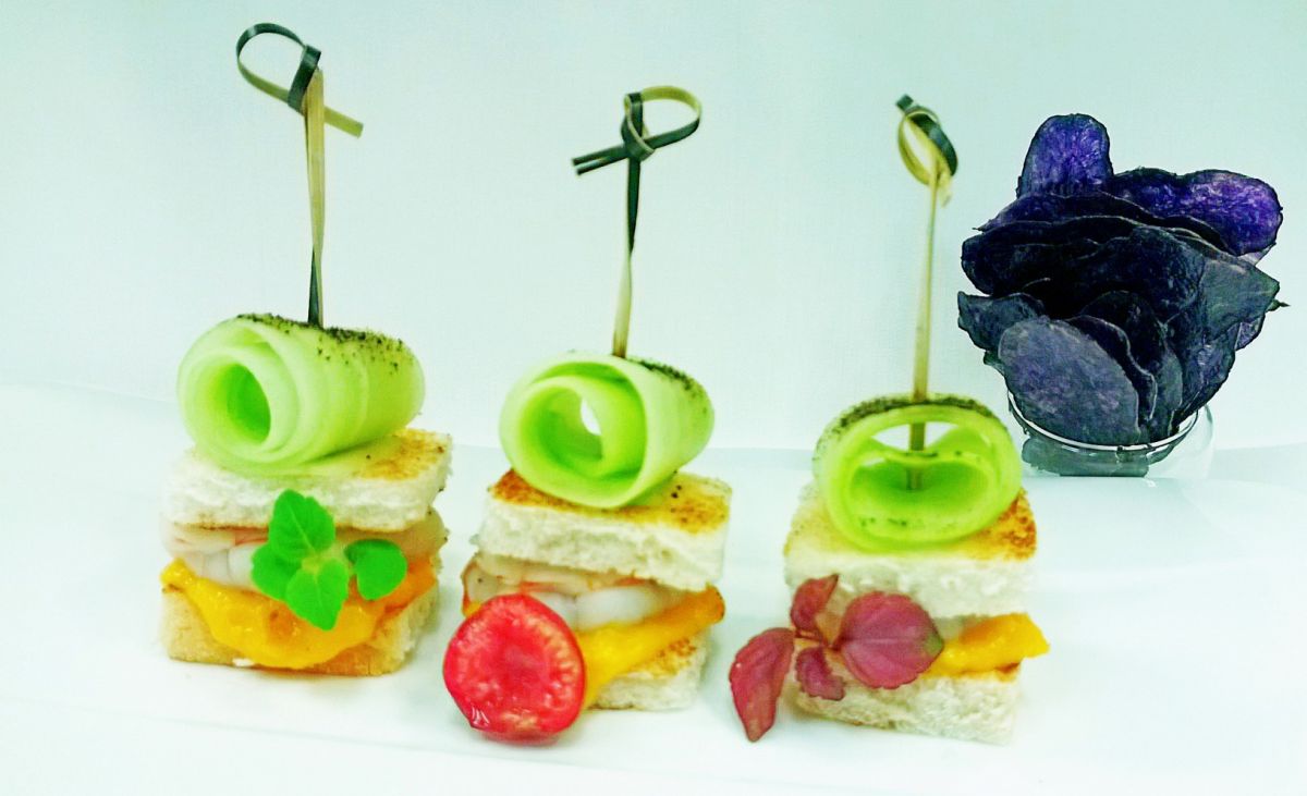 Canapè gourmet con cetriolo, pomodoro e chips di patate viola. Finger food elegante.