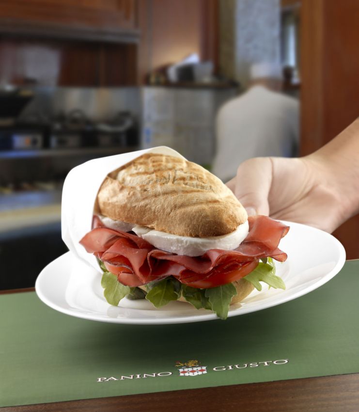 Panino Garibaldino con bresaola, mozzarella e rucola. Specialità Panino Giusto.