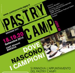 Locandina Pastry Camp 2013: evento pasticceria a Brescia. Corsi, maestri pasticceri e competizioni culinarie. Sigep organizza.