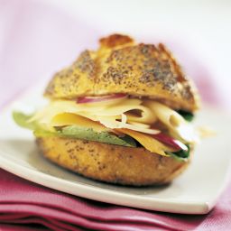 Panino gourmet con Emmental: pane ai semi di papavero, formaggio, verdure fresche. Ricetta sfiziosa.