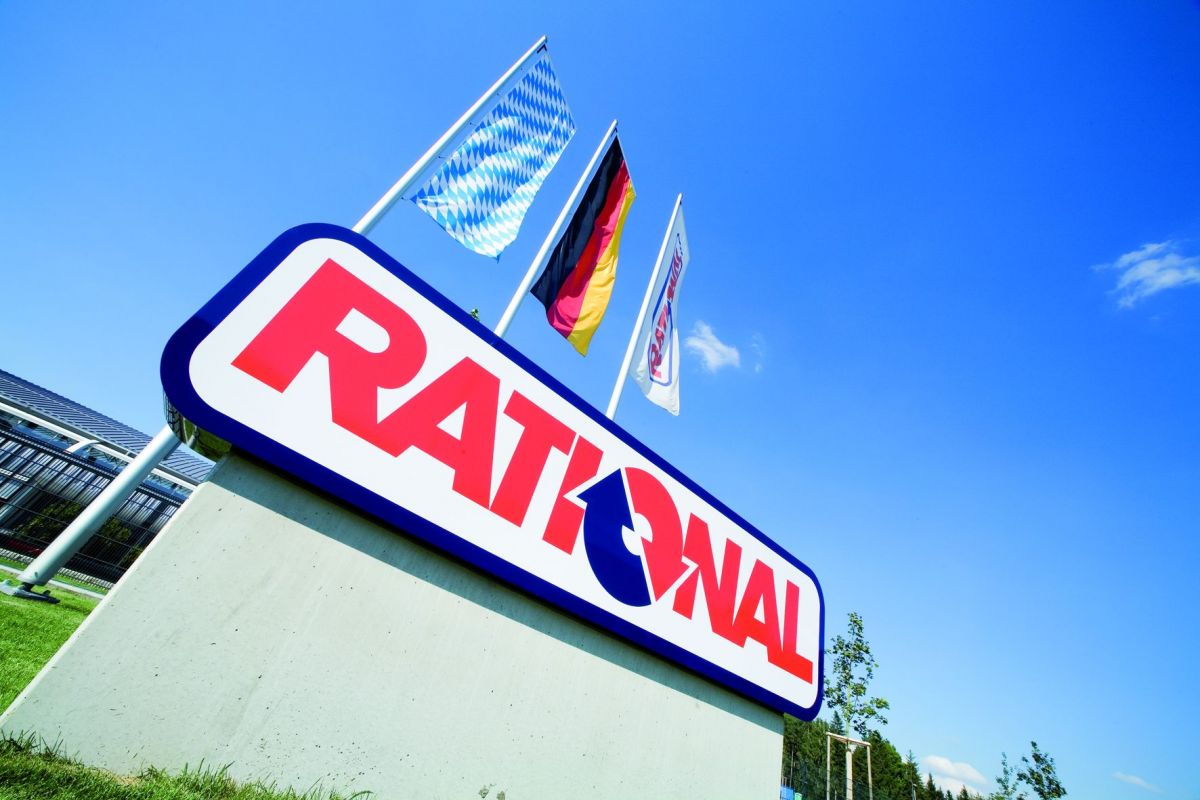 Cartello Rational con bandiere. Attrezzature professionali per ristorazione e cucine industriali.