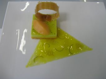 Piatto gourmet: dessert con gelatina, sorbetto e decorazioni. Cucina creativa.