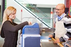 Cliente al supermercato paga alla cassa. Cassiere sorride. Acquisti, spesa.