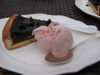 Torta al cioccolato con gelato alla fragola. Dessert goloso.