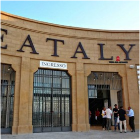 Eataly Bari: ingresso al negozio di prodotti alimentari italiani. Architettura e persone.
