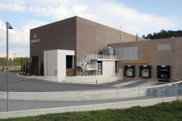 Edificio industriale Giusto. Architettura moderna, magazzino logistico con rampe di carico e scarico.