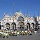 Piazza San Marco, Venezia. Architettura storica, cielo azzurro. Turismo a Venezia.
