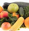 Frutta e verdura fresca: mela, mais, zucchina, cetriolo, pesca, carota, cipolla e verdure a foglia.