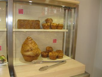 Vetrina di pasticceria con croissant e dolci da forno. Delizie artigianali, pasticcini freschi.
