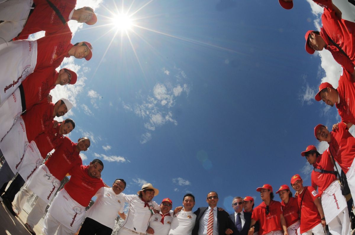 Trofeo Caputo: pizzaioli giapponesi con Antimo e Carmine Caputo. Sole e cielo azzurro.