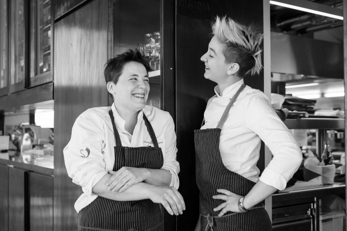 Antonia Klugmann e Arianna Dalla Valeria, chef sorridenti in cucina. Ristorante, alta cucina, chef stellate.