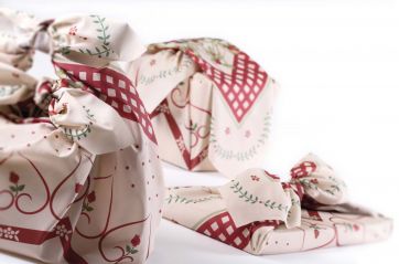 Regali avvolti in tessuto Furoshiki. Eco-friendly, riutilizzabile, con motivi floreali e geometrici. Idee regalo originali.