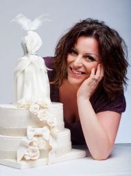 Cake designer Debora Kim Selibara con torta nuziale a forma di abito. Torte Trottolina Cake Design.