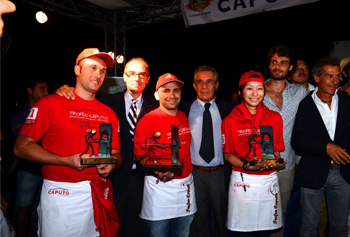 Vincitori Trofeo Caputo con premi. Pizzaioli e famiglia Caputo sul palco. Farina di Napoli.