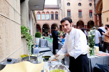 Chef italiano cucina all'aperto. Ristorante, evento culinario. Cucina gourmet, chef professionista.