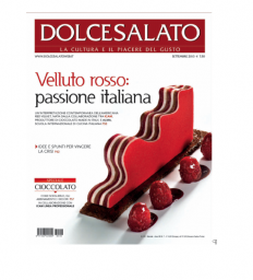 Copertina rivista Dolcesalato: dessert cioccolato, velluto rosso e lamponi. Pasticceria italiana.