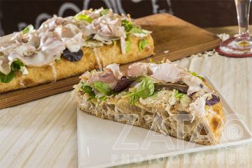 Gustosa bruschetta con prosciutto e verdure fresche. Sapore autentico, ideale per aperitivo o pranzo leggero. #bruschetta #prosciutto #cucinaitaliana